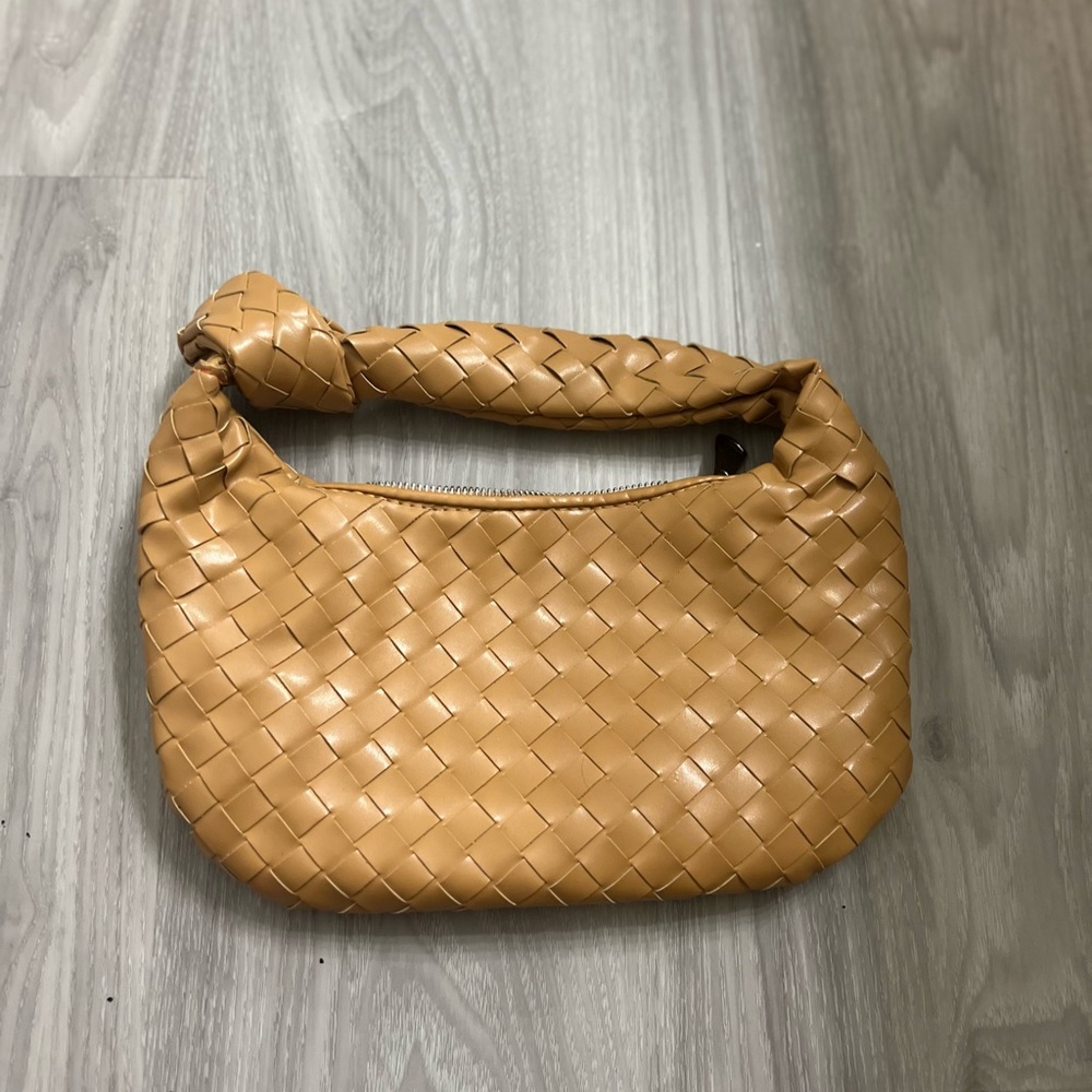 Beige woven bag mini